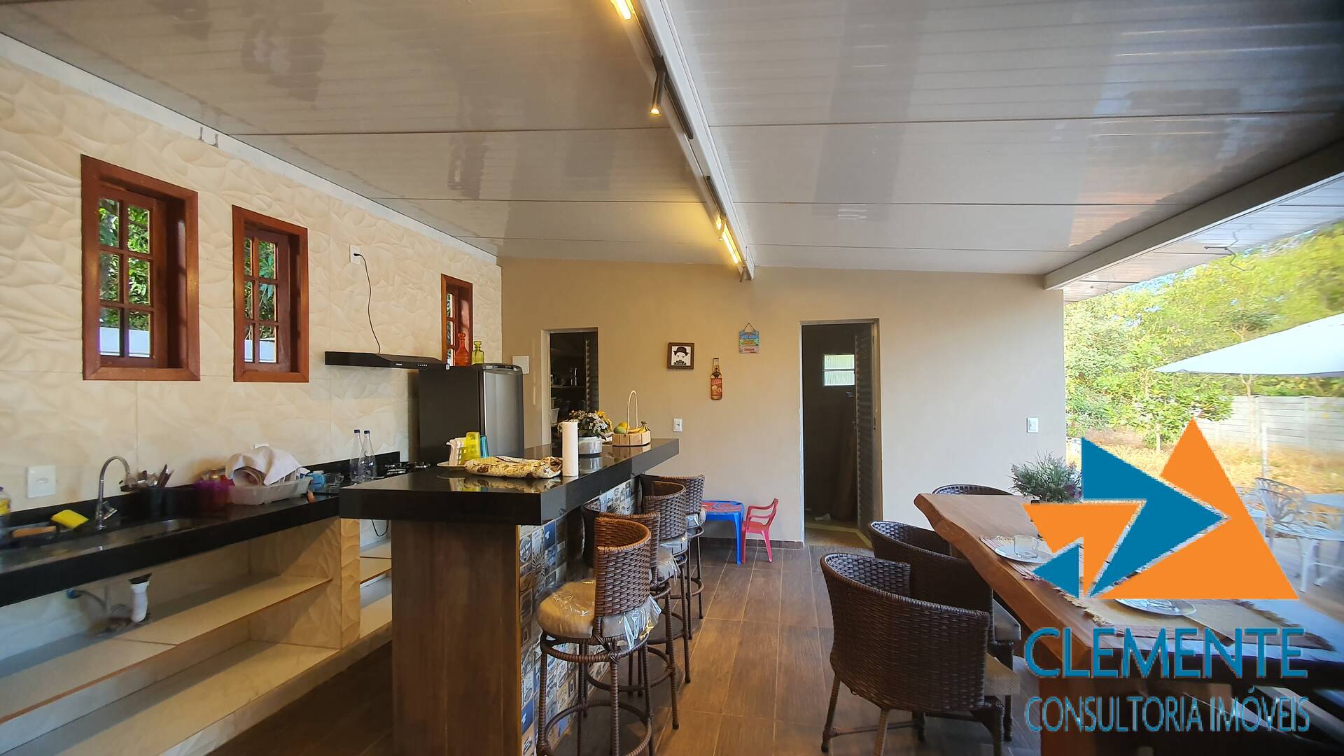 Casa de Condomínio à venda com 4 quartos, 200m² - Foto 1